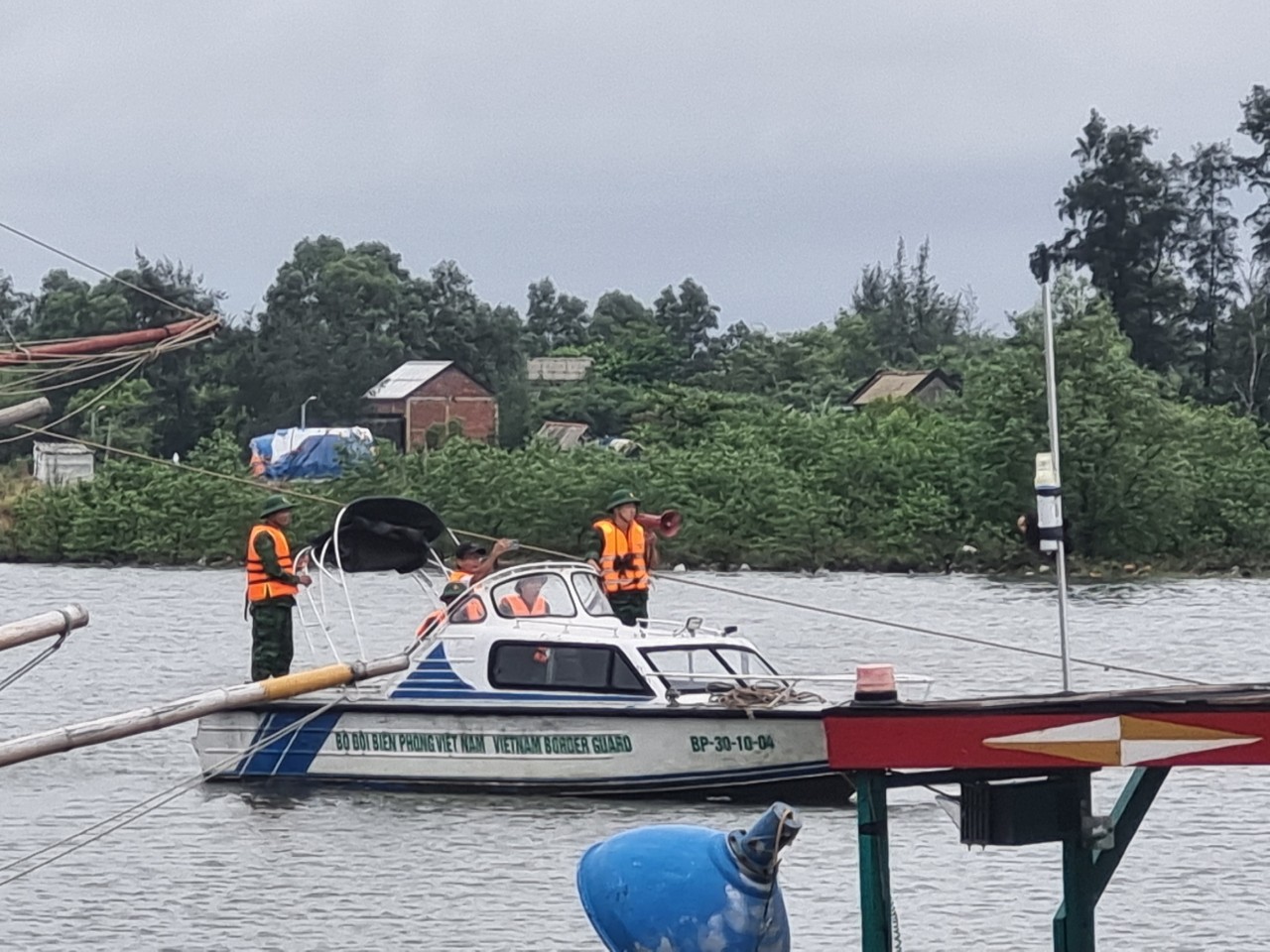 Bộ đội Biên phòng hỗ trợ người dân huyện đảo Cồn Cỏ ứng phó áp thấp- Ảnh 8.