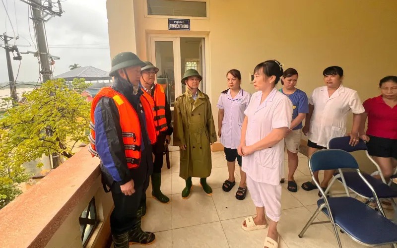 Bộ Y tế đề nghị bảo đảm công tác khám, chữa bệnh, hỗ trợ khắc phục hậu quả bão lụt