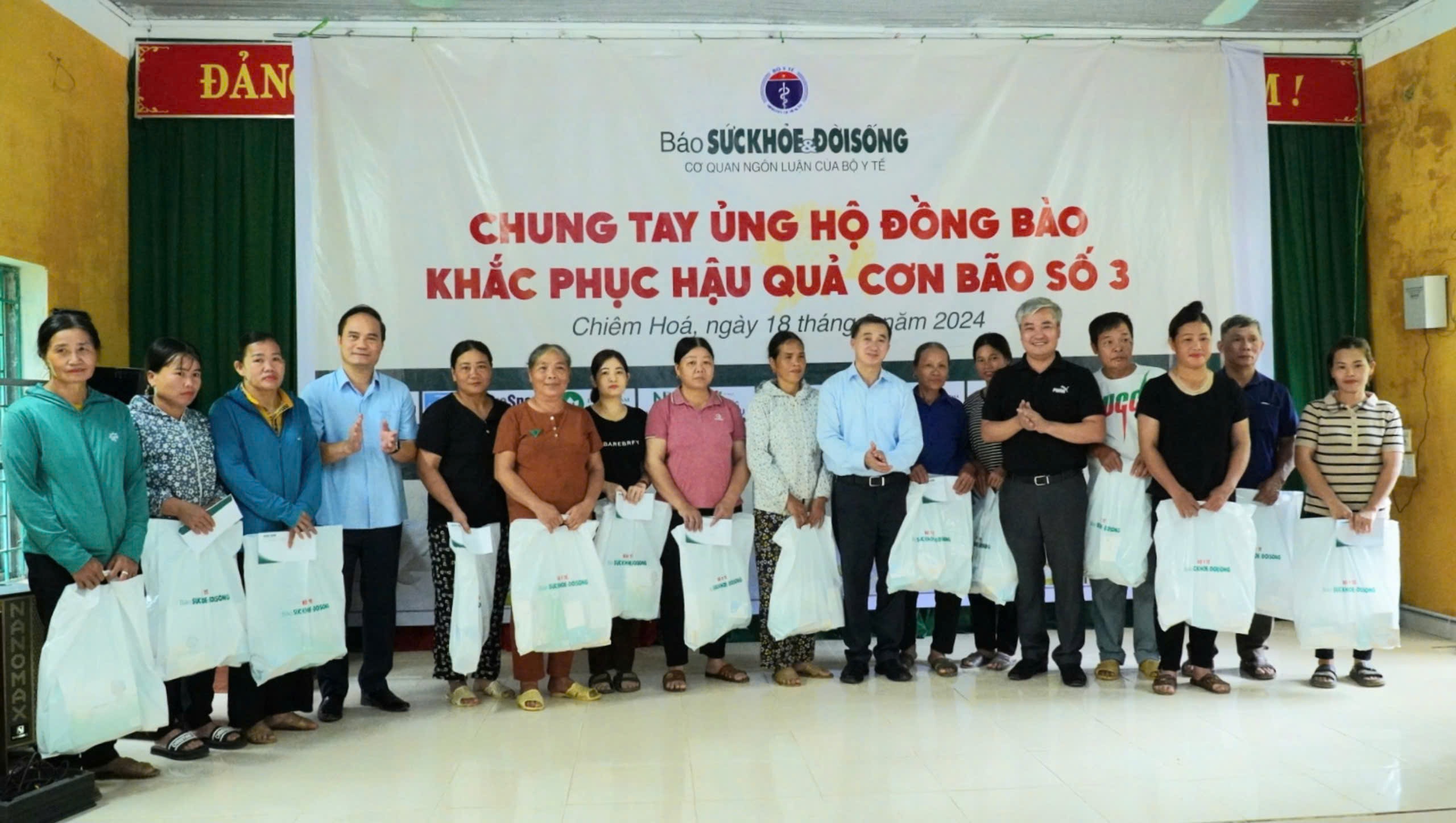 Báo SK&ĐS đưa chuyến hàng thứ 3 đến với đồng bào vùng lũ: Tấm lòng bạn đọc sẻ chia thiết thực ở Tuyên Quang- Ảnh 1.