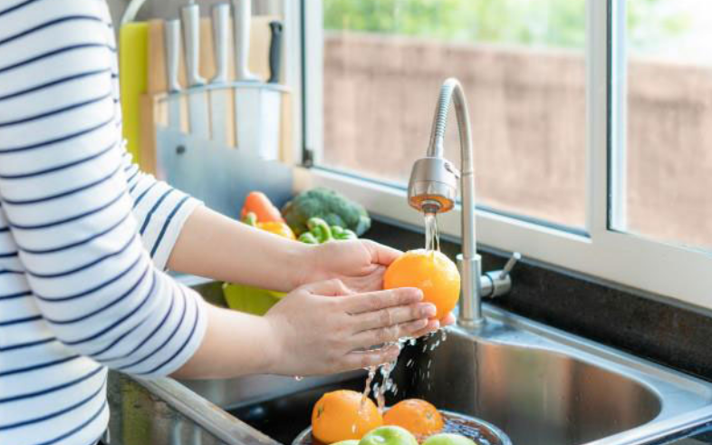 Cách loại bỏ thuốc trừ sâu trên trái cây và rau củ