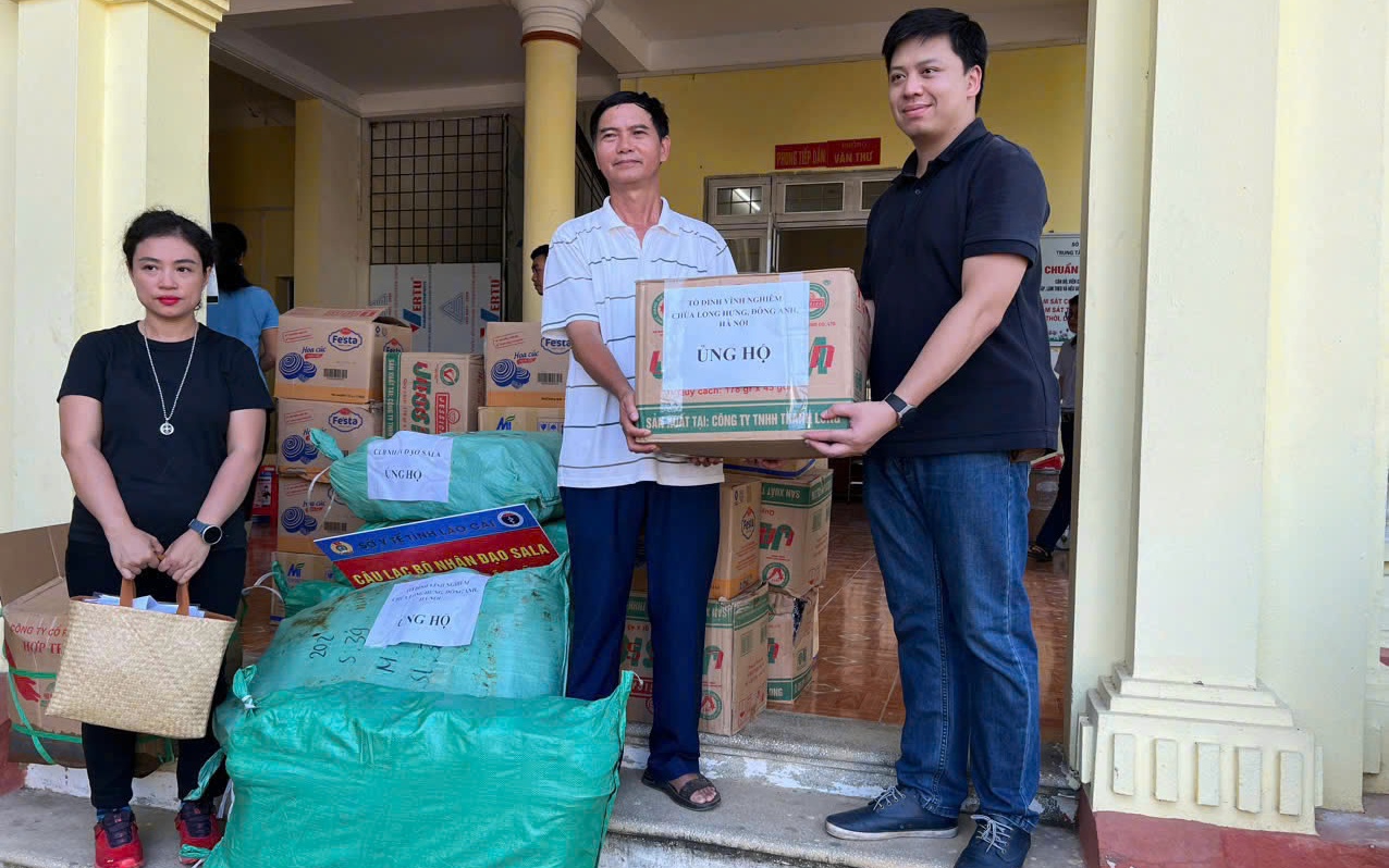 Hành trình 15 năm 'thắp' lại hy vọng cho hàng nghìn bệnh nhân dị tật- Ảnh 3. Câu lạc bộ nhân đạo Sala chia sẻ khó khăn cùng y tế Lào Cai sau bão Yagi