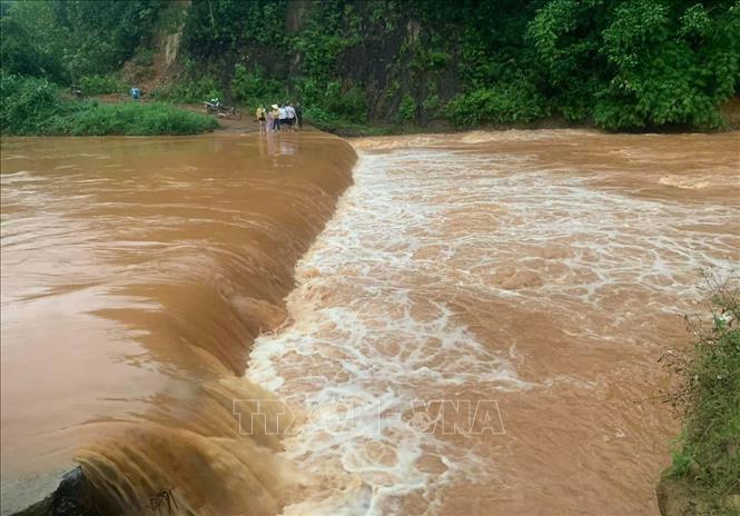 Tìm kiếm người dân bị nước cuốn trôi- Ảnh 1.