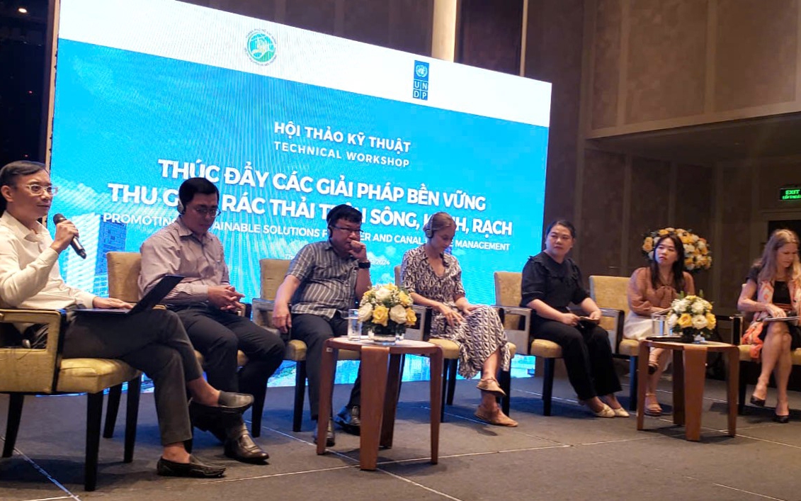 Hàng trăm viên nén màu trắng nghi là phôi xà phòng bị vứt bỏ trái phép- Ảnh 5.