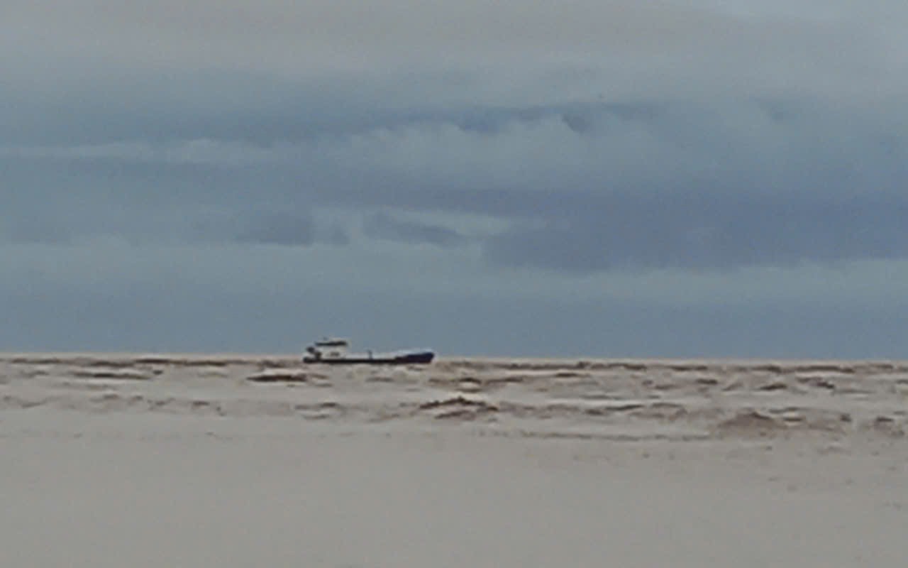 Tàu cao tốc ra đảo Phú Quý dừng hoạt động do thời tiết xấu, sóng lớn 4m- Ảnh 2. Tàu cao tốc ra đảo Phú Quý dừng hoạt động do thời tiết xấu, sóng lớn 4m- Ảnh 2.