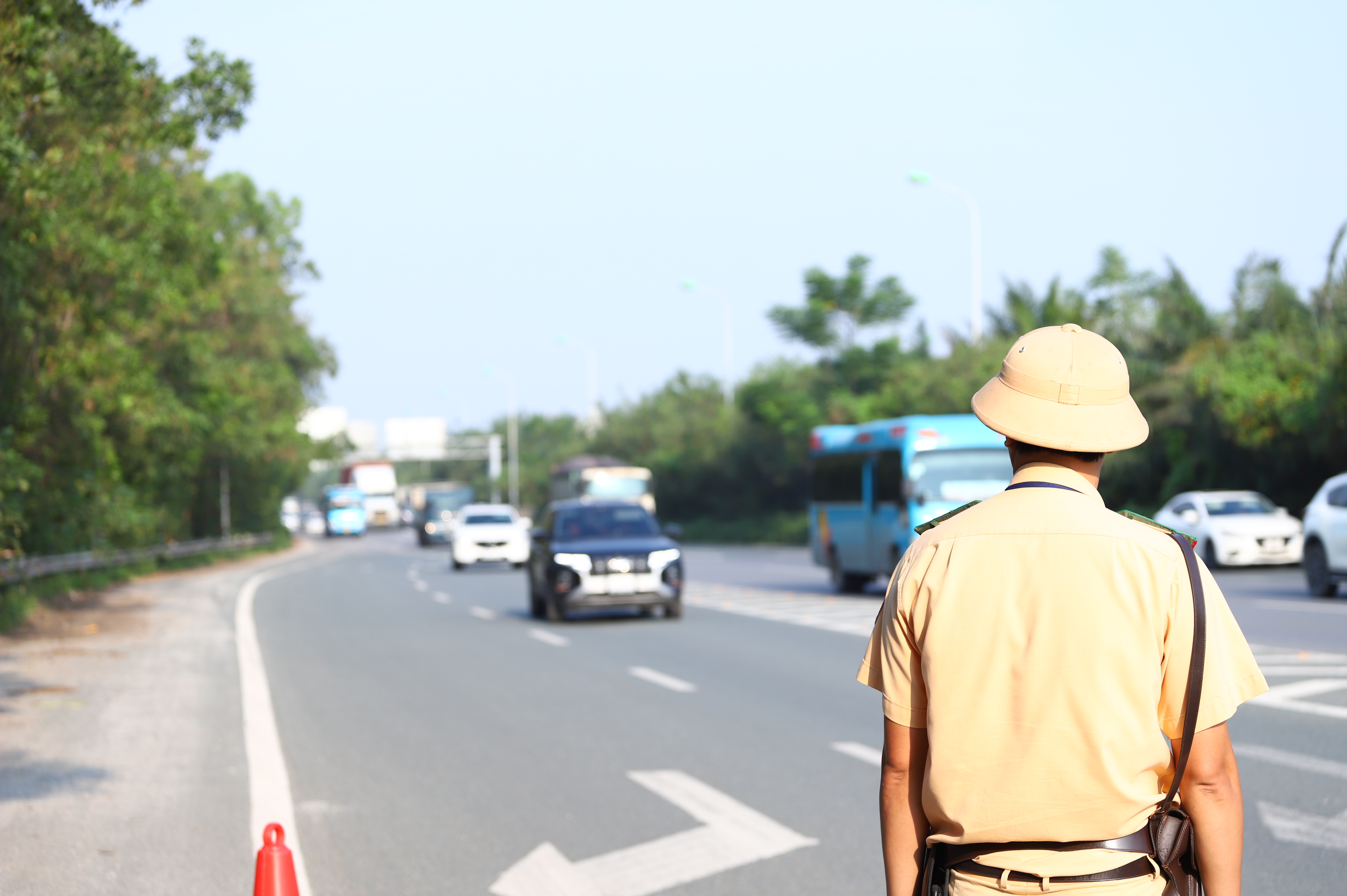 Ngang nhiên đi vào đường cấm trên cao tốc, nhiều người bị xử phạt, thu giữ xe- Ảnh 12.