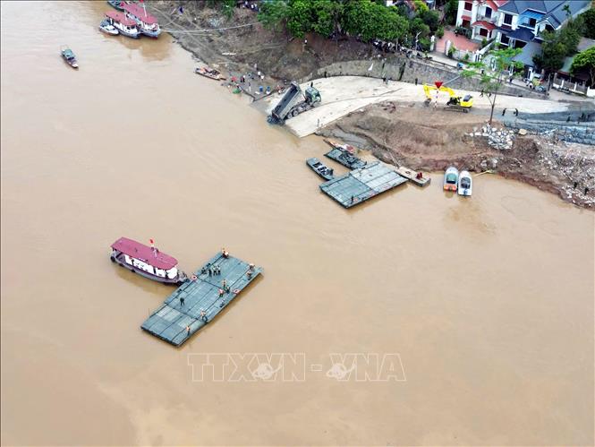 Hạ thủy nhịp cầu phao đầu tiên và trục vớt nhịp cầu Phong Châu bị sập- Ảnh 2.