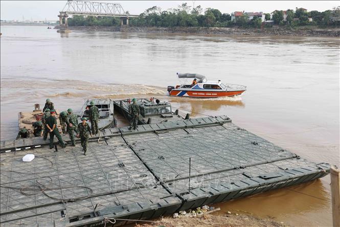 Hạ thủy nhịp cầu phao đầu tiên và trục vớt nhịp cầu Phong Châu bị sập- Ảnh 3.