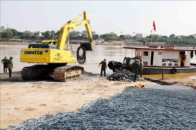 Hạ thủy nhịp cầu phao đầu tiên và trục vớt nhịp cầu Phong Châu bị sập- Ảnh 4.