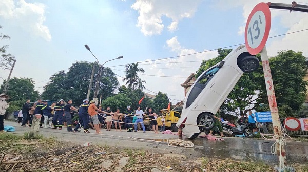 Trục vớt xe ô tô bị rơi xuống nước tại khu vực Bến Vôi- Ảnh 1.