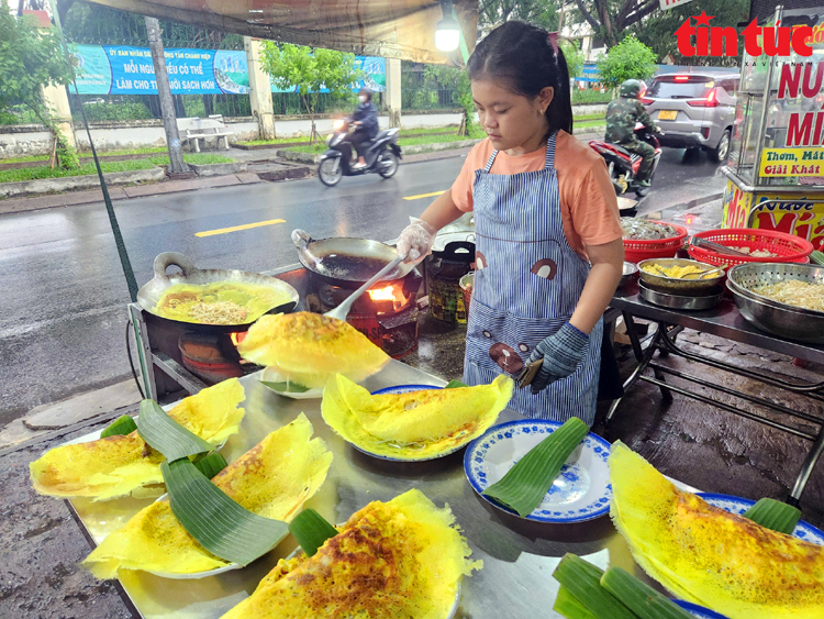 Cảm động cô bé 13 tuổi, chăm chỉ đổ bánh xèo giúp ông bà nội nuôi gia đình- Ảnh 5.