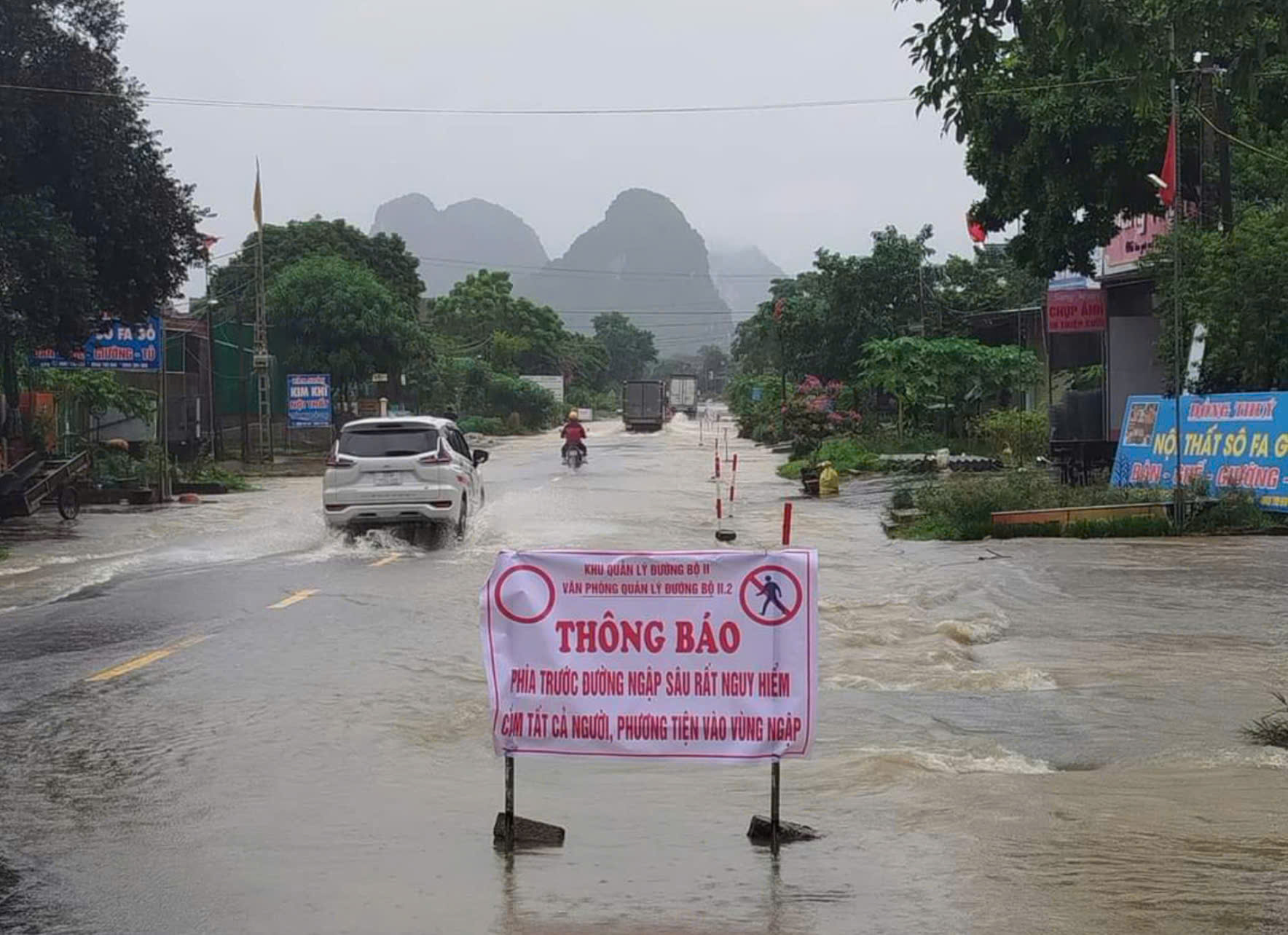 Mưa lớn, thủy điện tăng lưu lượng xả lũ- Ảnh 2.