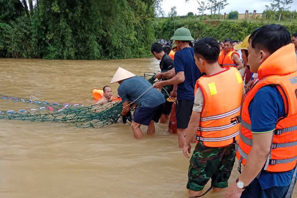 Nghệ An: Tìm thấy thi thể nữ sinh lớp 8 bị nước lũ cuốn trôi- Ảnh 1.