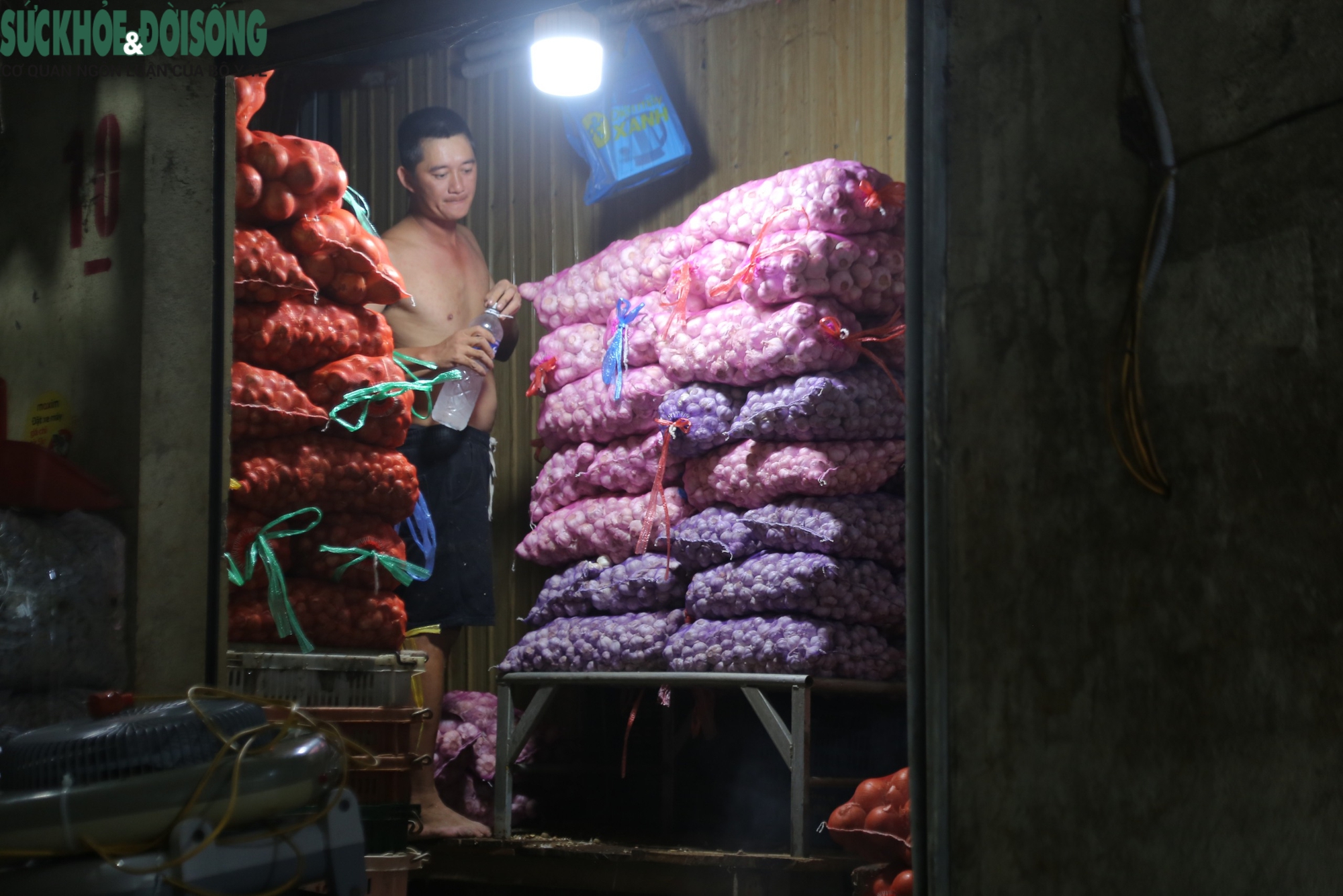 Nước dâng cao gây ngập sâu, tiểu thương chợ Vinh tất tả 'chạy đồ' lên cao- Ảnh 2.