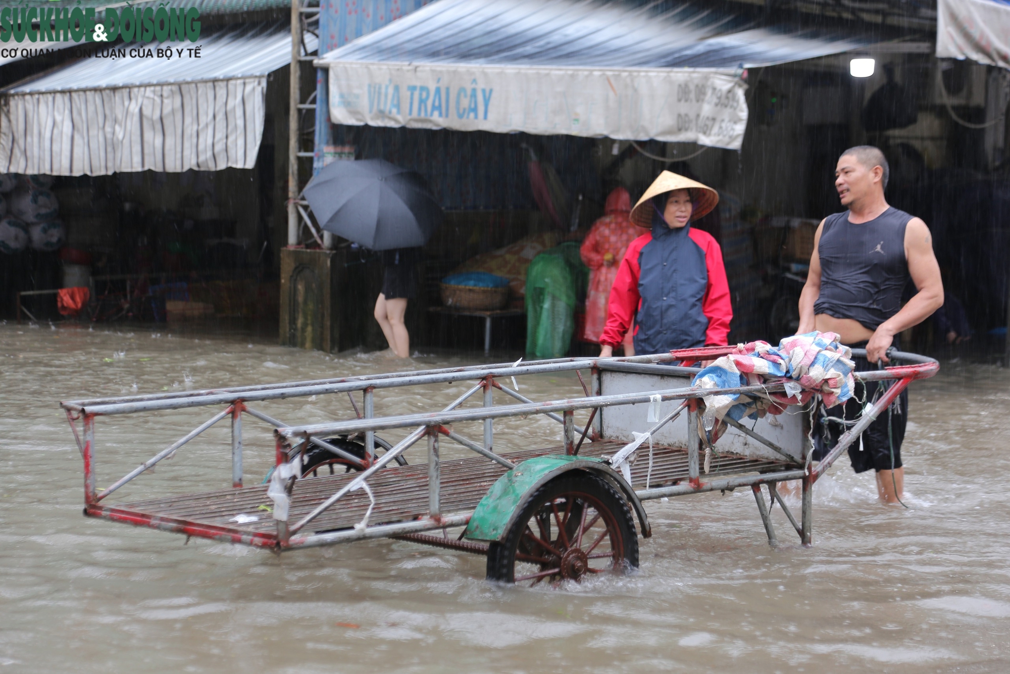 Nước dâng cao gây ngập sâu, tiểu thương chợ Vinh tất tả 'chạy đồ' lên cao- Ảnh 8.