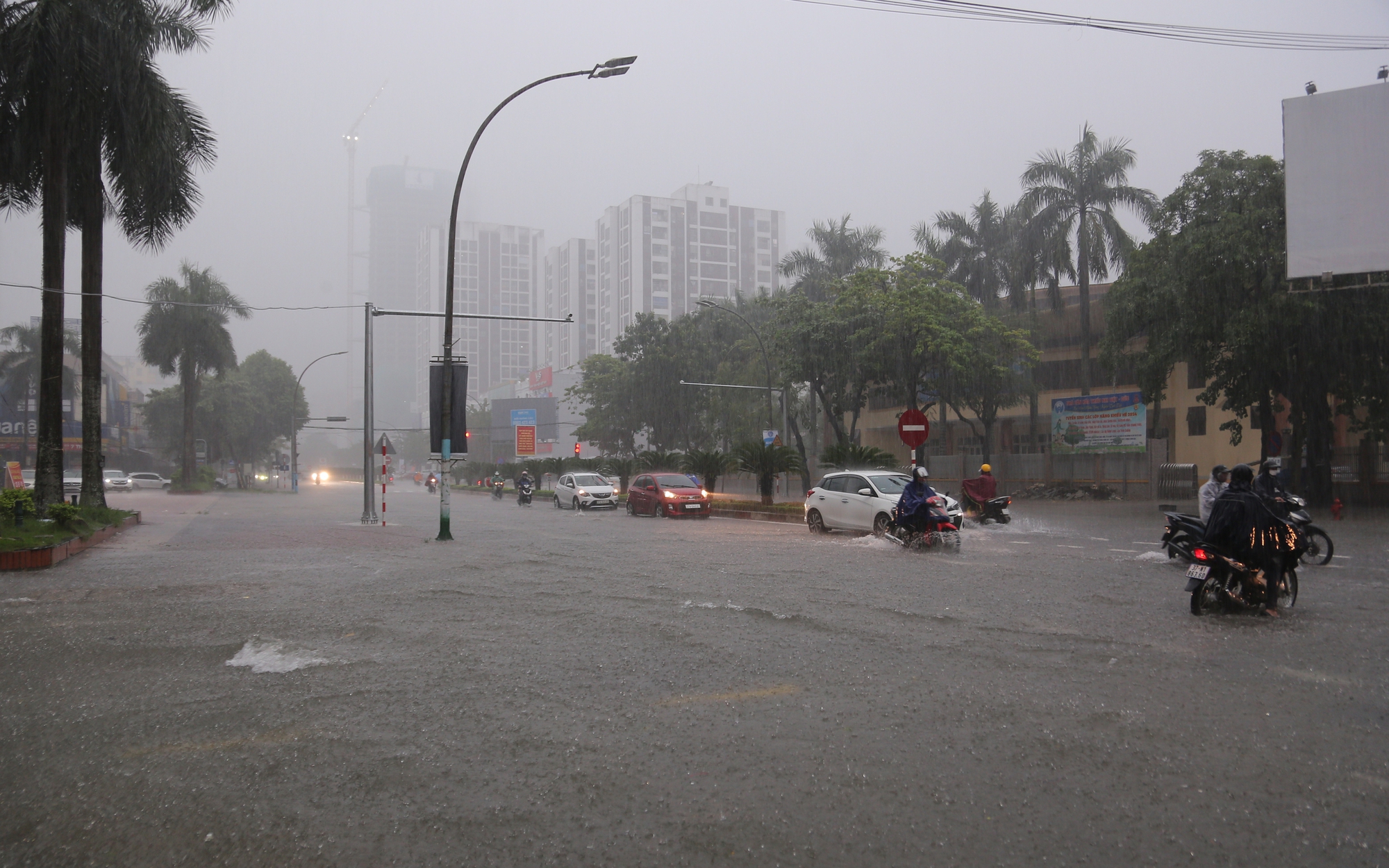 Mưa trắng trời, TP Vinh chìm trong biển nước