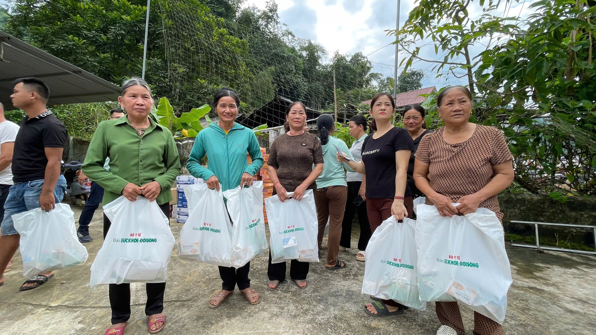 Báo Sức khỏe và Đời sống tiếp tục chung tay hỗ trợ đồng bào bị lũ lụt tại tỉnh Lào Cai- Ảnh 1.