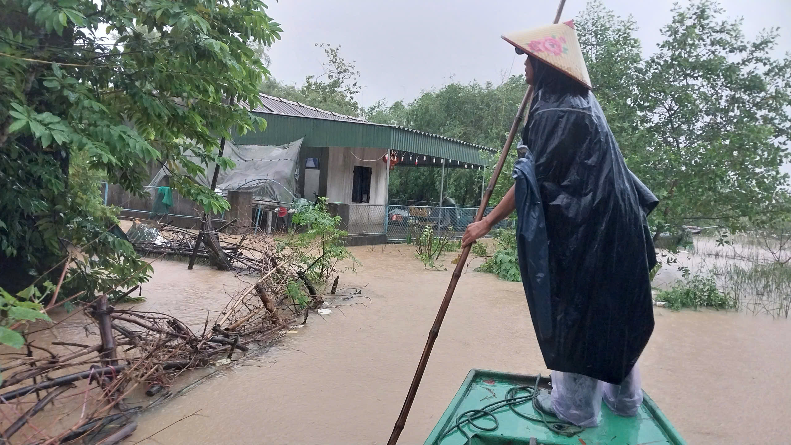 Nước sông Lam dâng cao, người dân khẩn cấp sơ tán trong đêm- Ảnh 2.