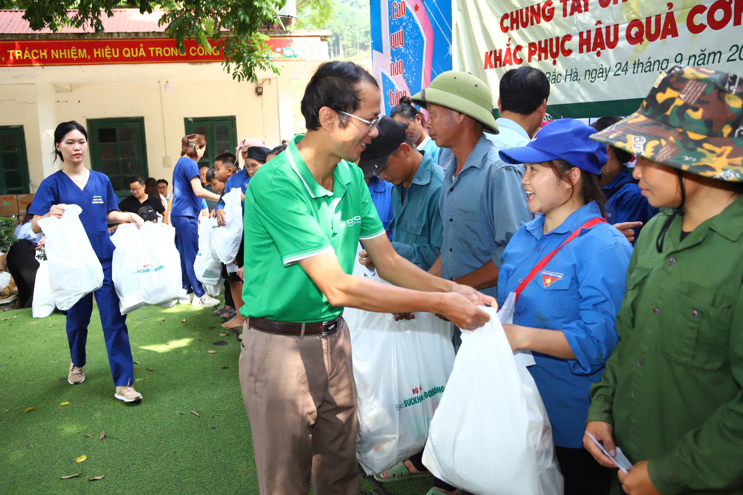 Báo SK&ĐS trao hàng trăm suất quà tổng trị giá 1 tỷ đồng tới đồng bào vùng "cao nguyên trắng" Bắc Hà, Lào Cai- Ảnh 10.