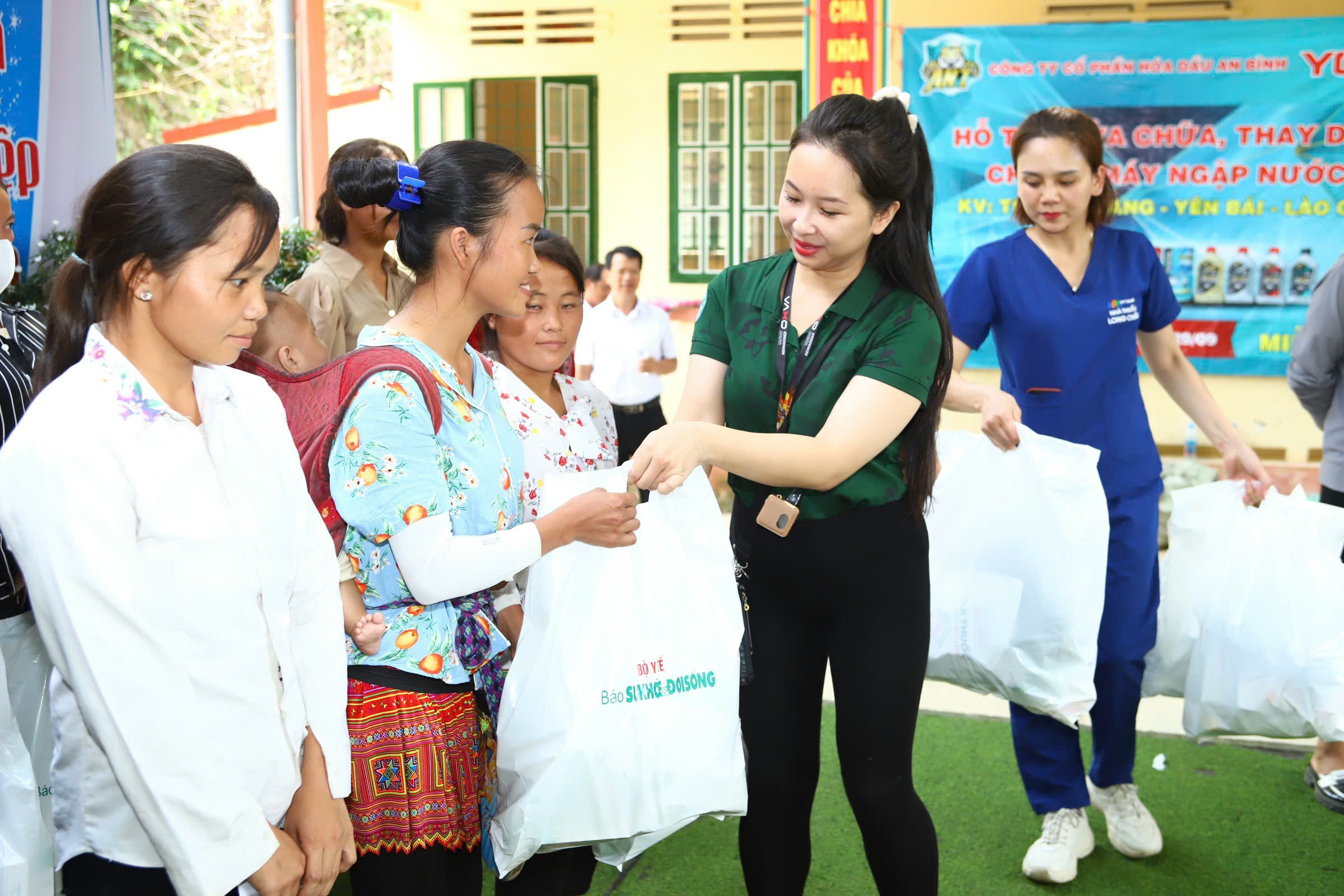 Báo SK&ĐS trao hàng trăm suất quà tổng trị giá 1 tỷ đồng tới đồng bào vùng "cao nguyên trắng" Bắc Hà, Lào Cai- Ảnh 12.