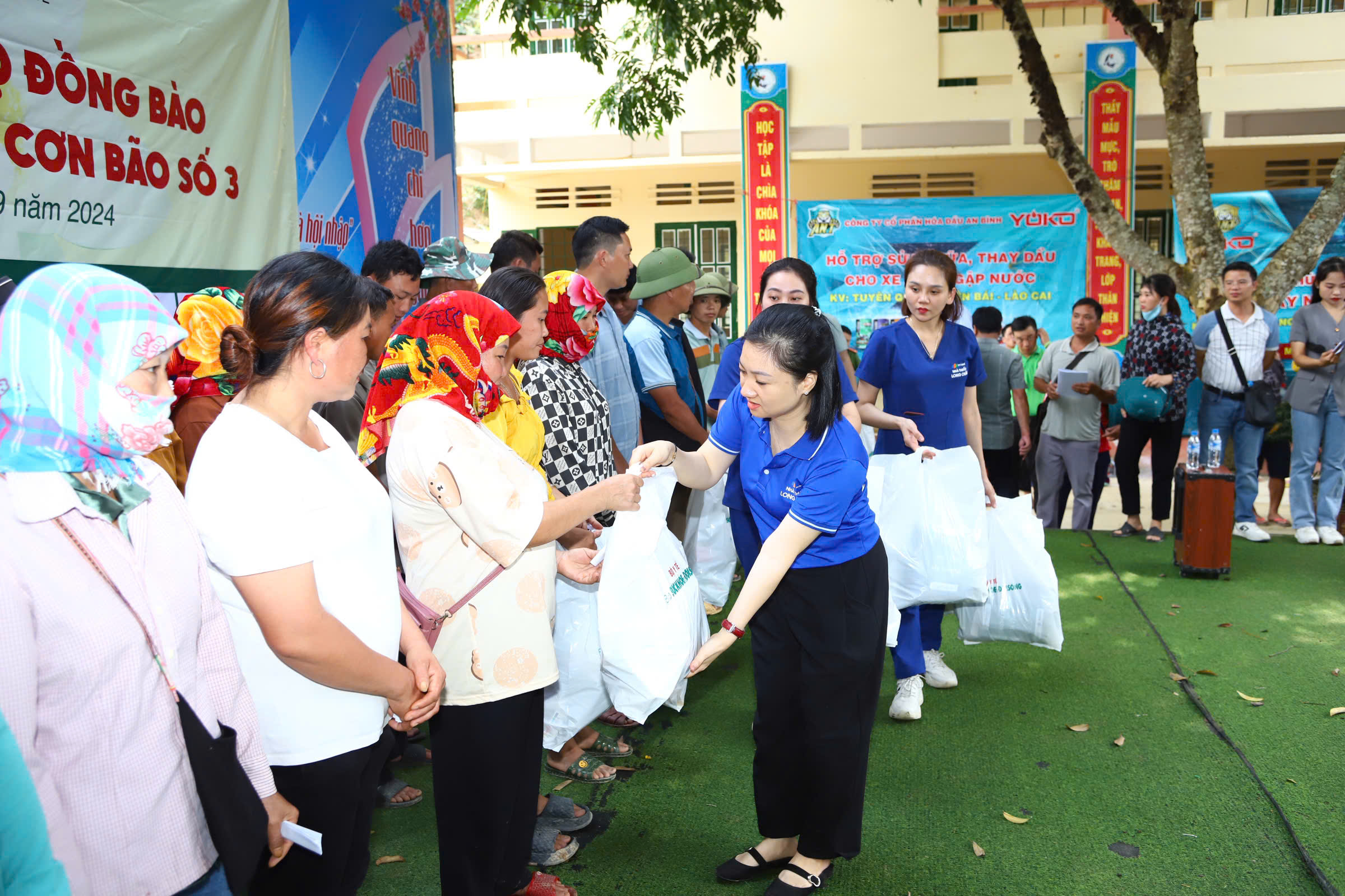 Báo SK&ĐS trao hàng trăm suất quà tổng trị giá 1 tỷ đồng tới đồng bào vùng "cao nguyên trắng" Bắc Hà, Lào Cai- Ảnh 11.