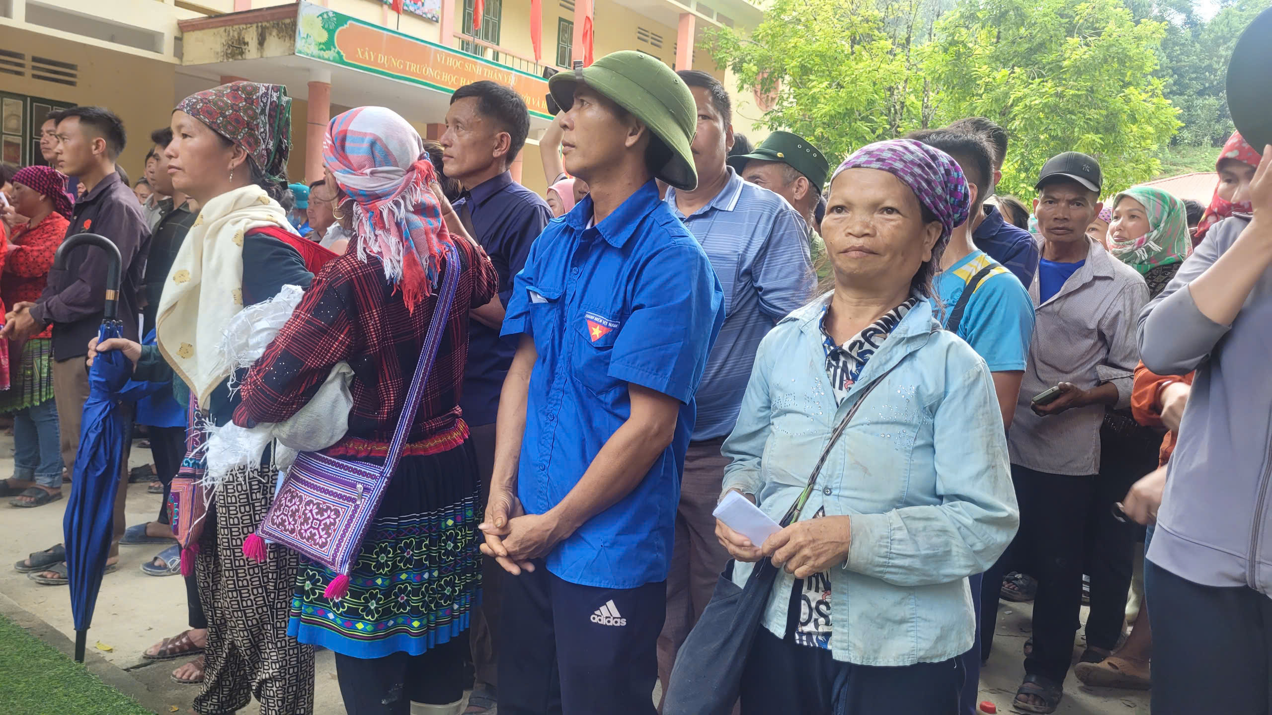 Báo SK&ĐS trao hàng trăm suất quà tổng trị giá 1 tỷ đồng tới đồng bào vùng "cao nguyên trắng" Bắc Hà, Lào Cai- Ảnh 5.