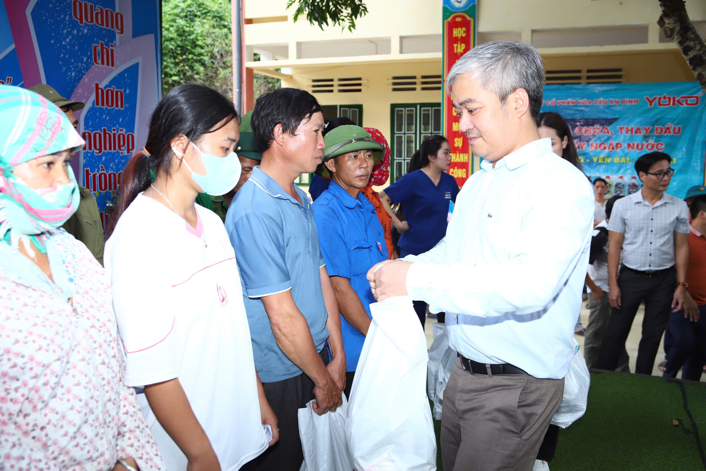 Báo SK&ĐS trao hàng trăm suất quà tổng trị giá 1 tỷ đồng tới đồng bào vùng "cao nguyên trắng" Bắc Hà, Lào Cai- Ảnh 7.