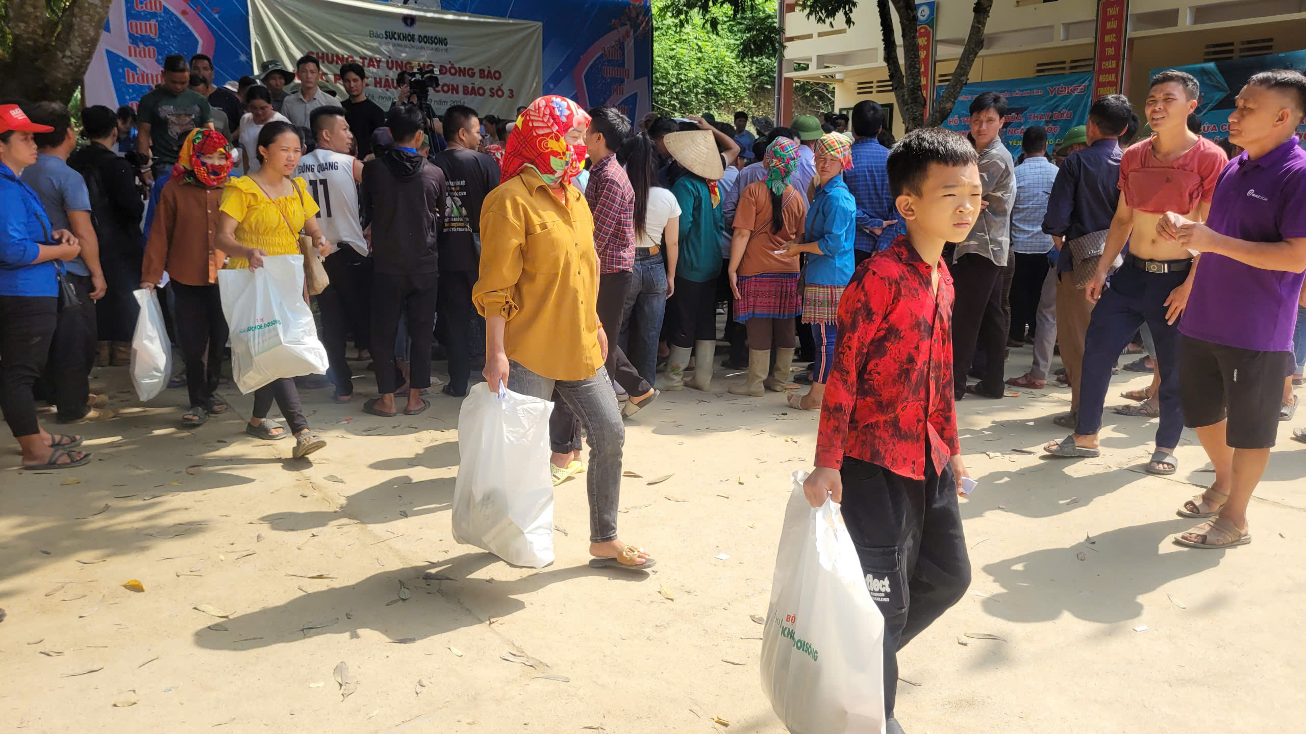 Báo SK&ĐS trao hàng trăm suất quà tổng trị giá 1 tỷ đồng tới đồng bào vùng "cao nguyên trắng" Bắc Hà, Lào Cai- Ảnh 15.