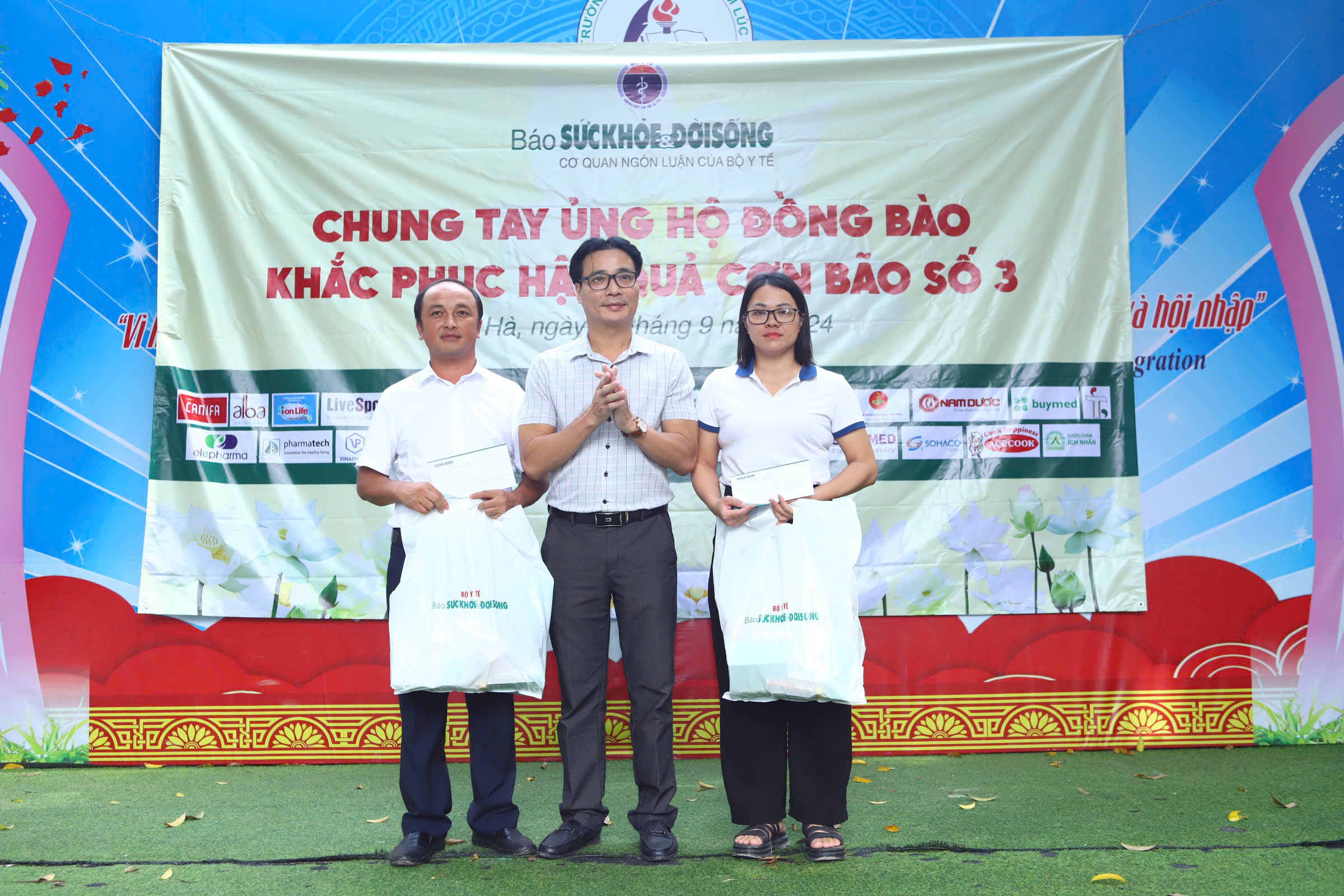 Báo SK&ĐS trao hàng trăm suất quà tổng trị giá 1 tỷ đồng tới đồng bào vùng "cao nguyên trắng" Bắc Hà, Lào Cai- Ảnh 6.