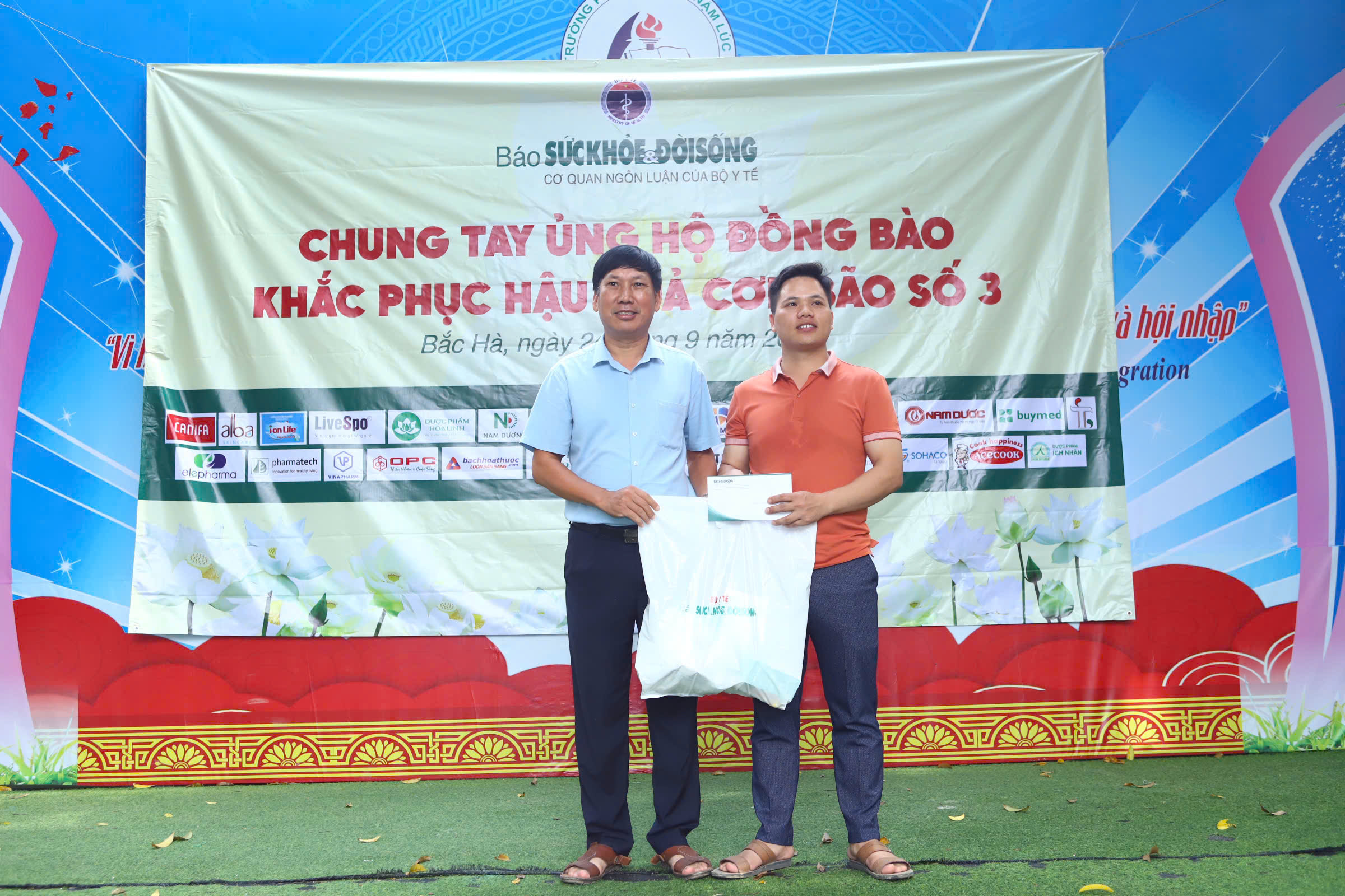 Báo SK&ĐS trao hàng trăm suất quà tổng trị giá 1 tỷ đồng tới đồng bào vùng "cao nguyên trắng" Bắc Hà, Lào Cai- Ảnh 8.