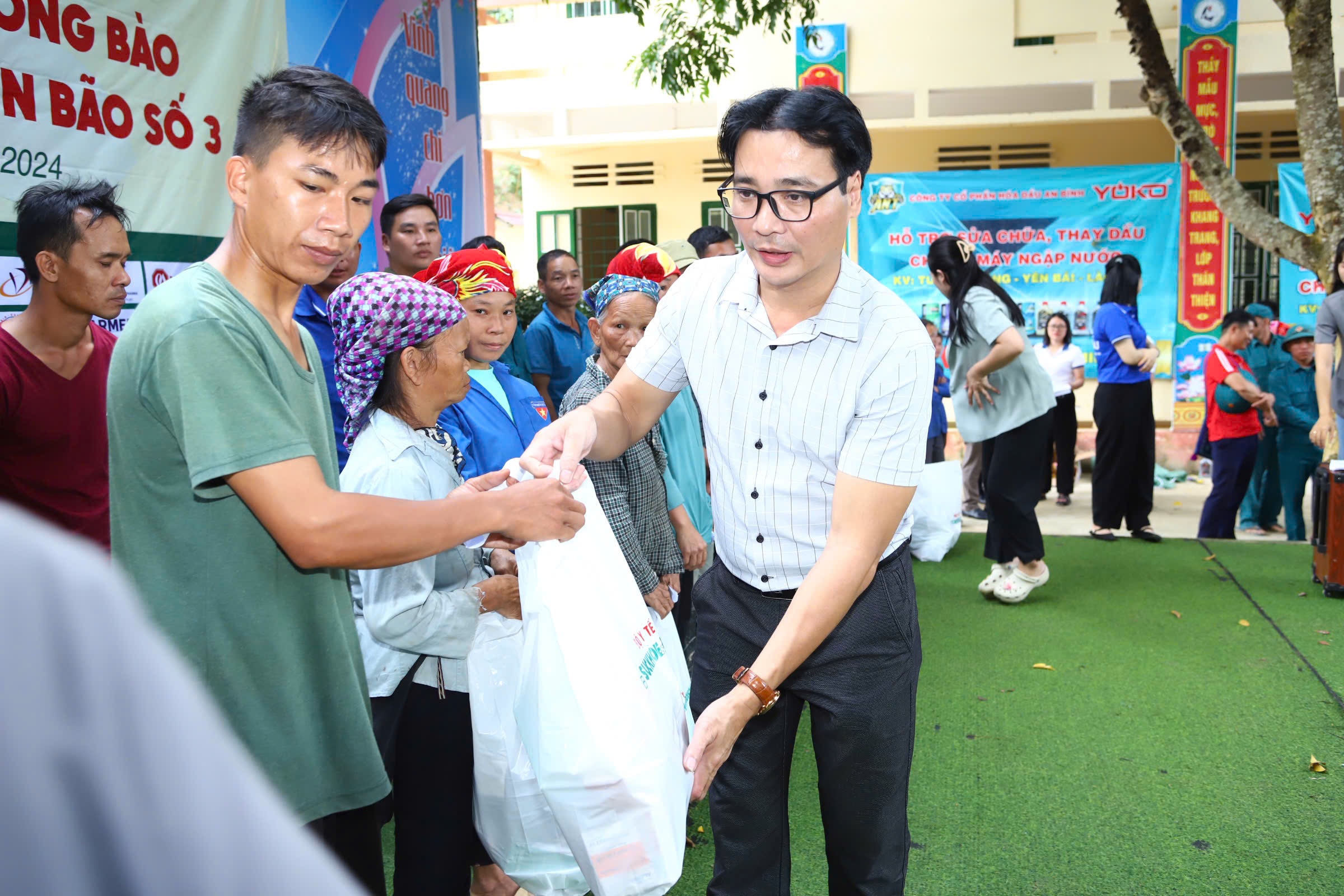 Báo SK&ĐS trao hàng trăm suất quà tổng trị giá 1 tỷ đồng tới đồng bào vùng "cao nguyên trắng" Bắc Hà, Lào Cai- Ảnh 4.