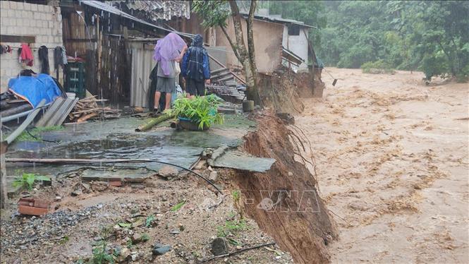 Di dời người dân ở khu vực nguy hiểm đến nơi an toàn- Ảnh 2.