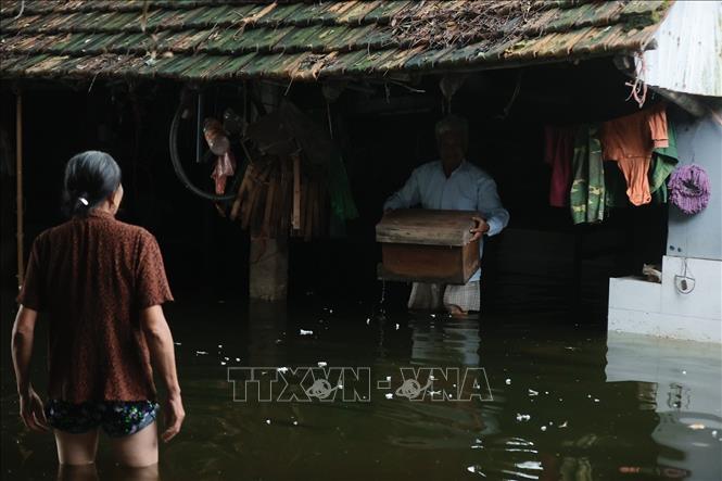 Nước vẫn ngập sâu, đời sống người dân nhiều nơi ở Mỹ Đức (Hà Nội) gặp khó khăn- Ảnh 2.