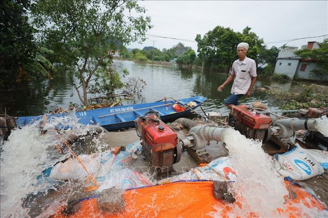 Nước vẫn ngập sâu, đời sống người dân nhiều nơi ở Mỹ Đức (Hà Nội) gặp khó khăn- Ảnh 3.