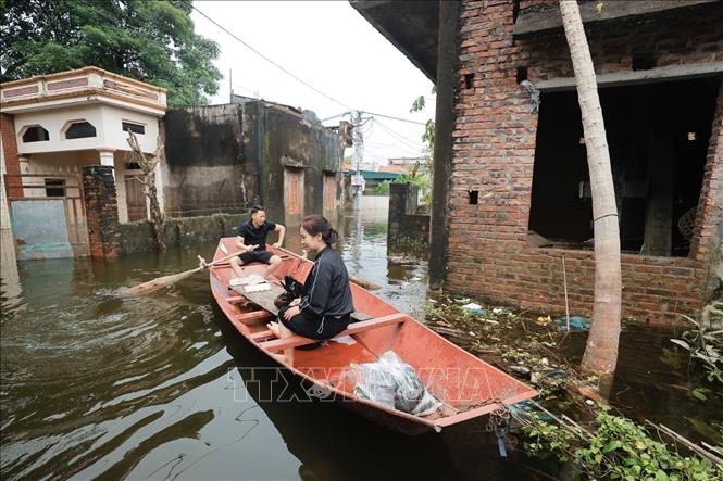 Nước vẫn ngập sâu, đời sống người dân nhiều nơi ở Mỹ Đức (Hà Nội) gặp khó khăn- Ảnh 4.