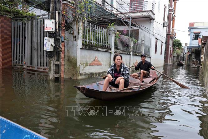 Nước vẫn ngập sâu, đời sống người dân nhiều nơi ở Mỹ Đức (Hà Nội) gặp khó khăn- Ảnh 8.