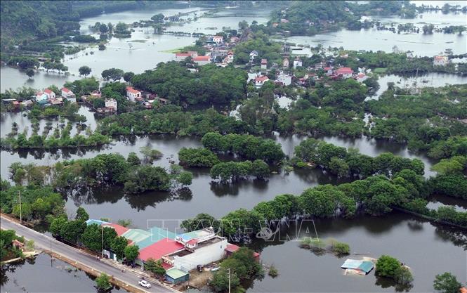 Nước vẫn ngập sâu, đời sống người dân nhiều nơi ở Mỹ Đức (Hà Nội) gặp khó khăn- Ảnh 12.