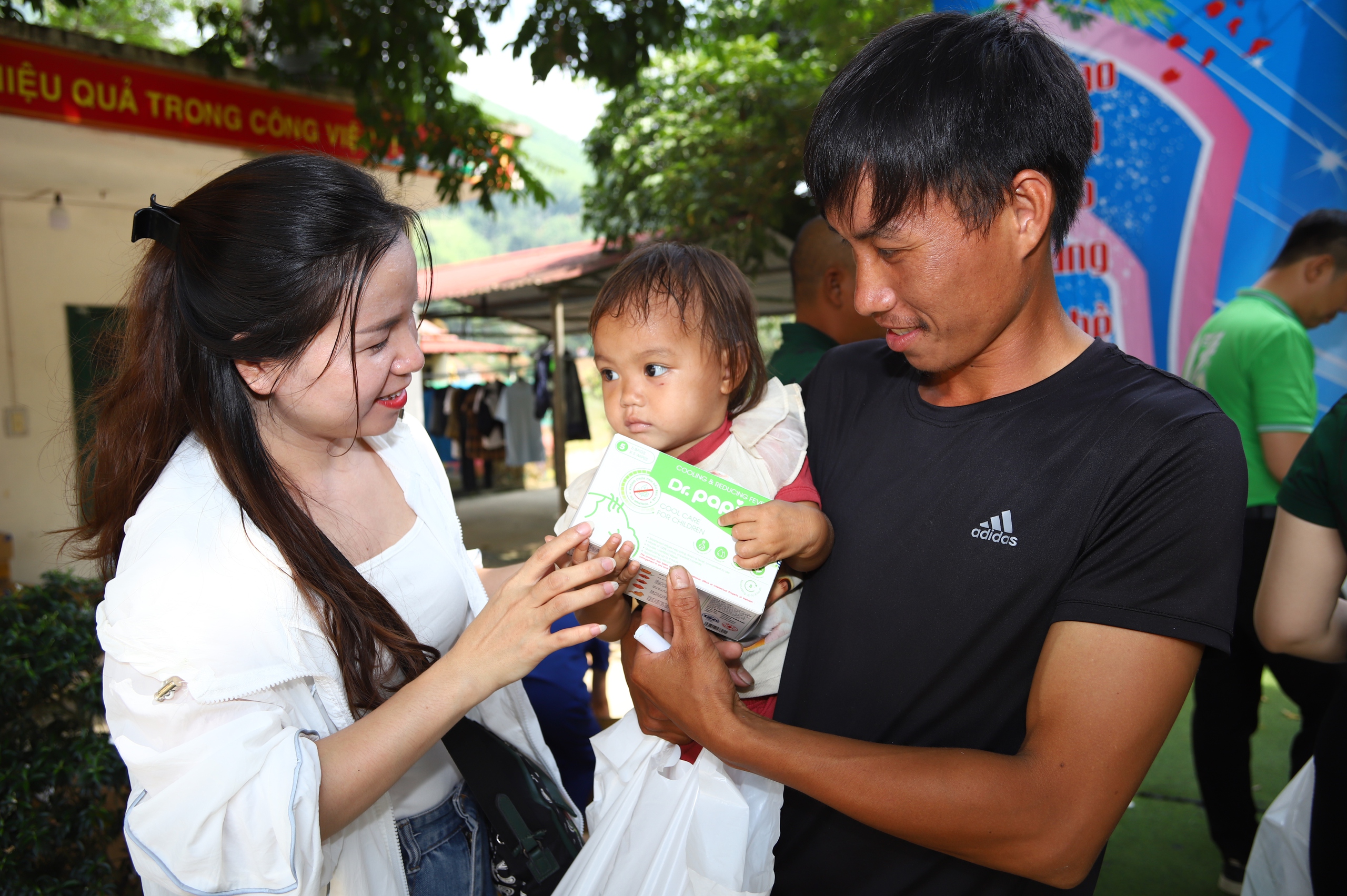 Báo SK&ĐS trao hàng trăm suất quà tổng trị giá 1 tỷ đồng tới đồng bào vùng "cao nguyên trắng" Bắc Hà, Lào Cai- Ảnh 13.