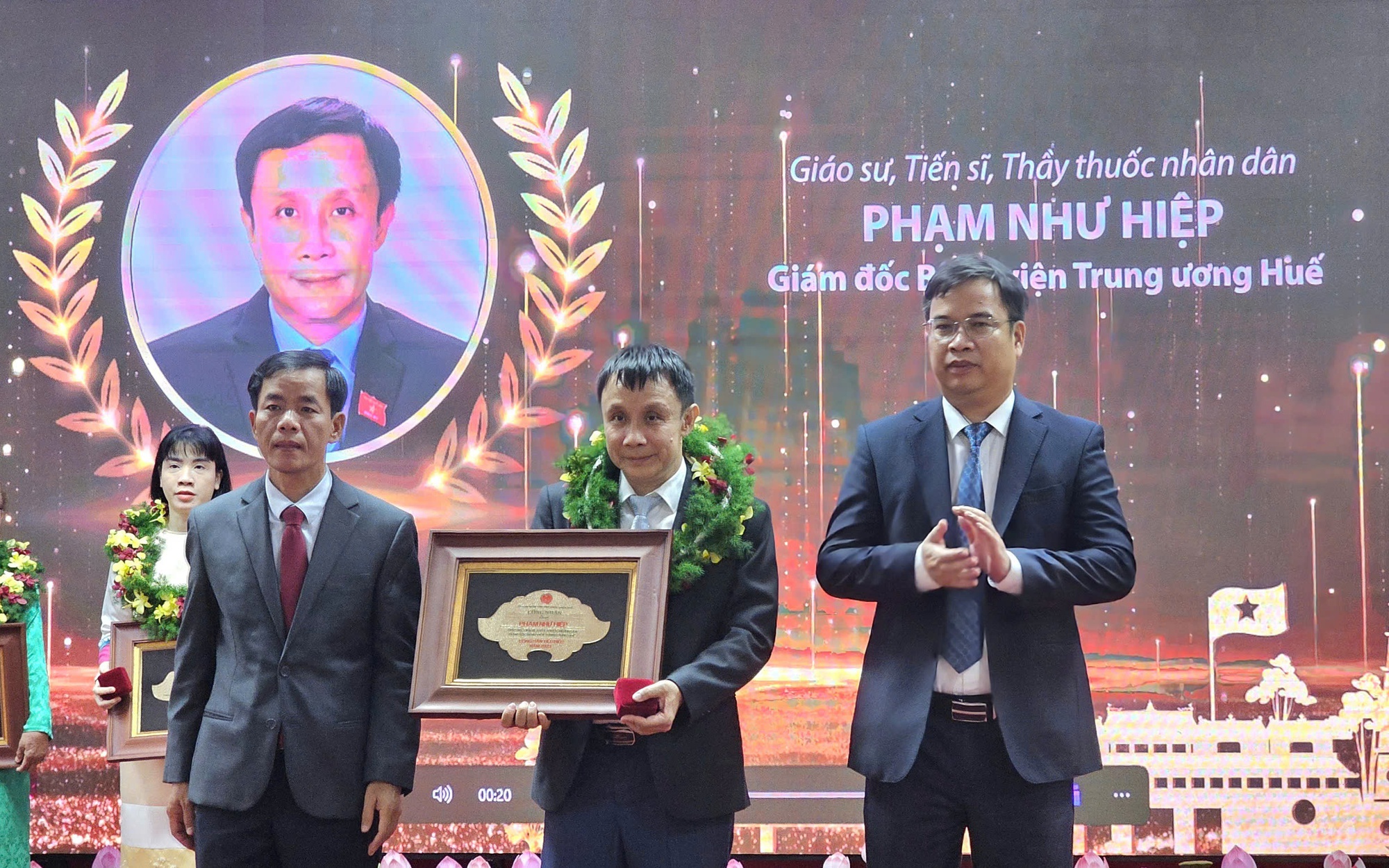 Hai giáo sư ngành y được vinh danh công dân tiêu biểu tỉnh Thừa Thiên Huế