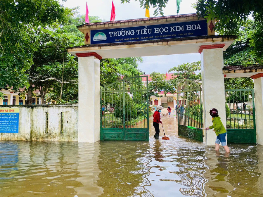 Hà Tĩnh: Giáo viên, phụ huynh tất bật dọn trường sau mưa lũ- Ảnh 1.