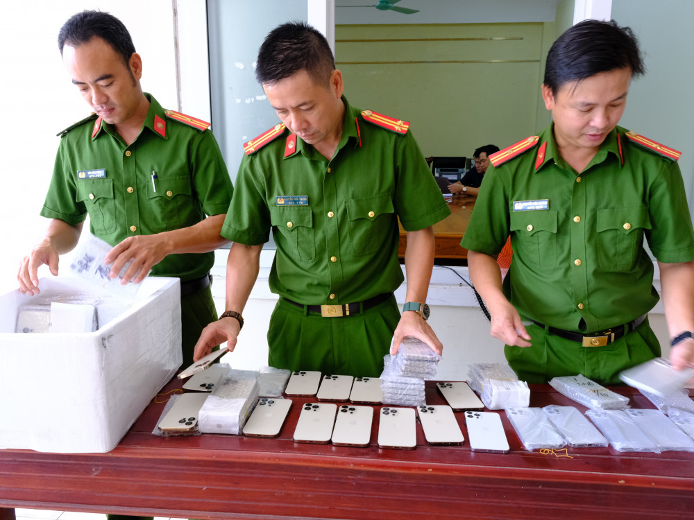 Phá đường dây buôn bán hàng giả, thu giữ 6.000 điện thoại- Ảnh 4.