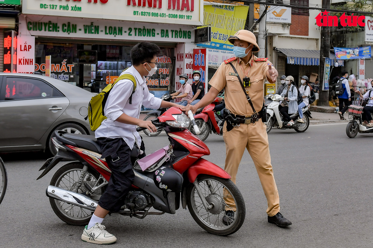 Xử lý hàng loạt học sinh không đội mũ bảo hiểm tham gia giao thông- Ảnh 1.