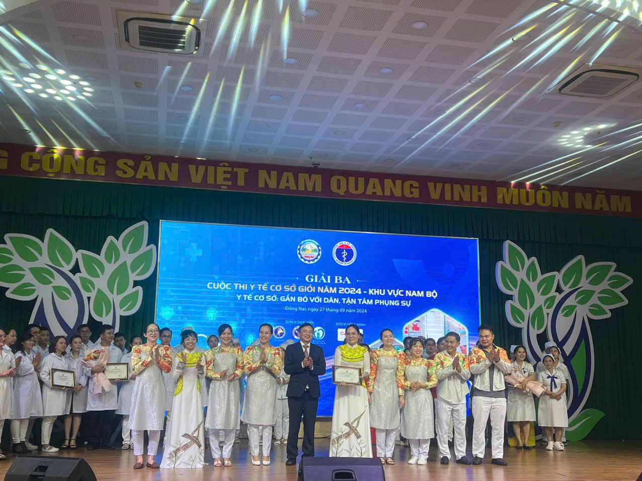 Tôn vinh vẻ đẹp tri thức, tài năng, y đức, phong cách phục vụ người bệnh của cán bộ y tế cơ sở- Ảnh 4.