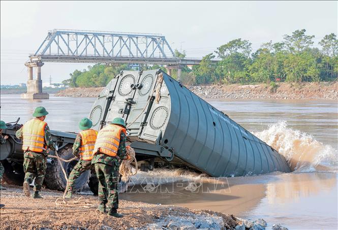 Hạ thủy các đốt khơi, chuẩn bị ghép cầu phao nơi cầu Phong Châu bị sập