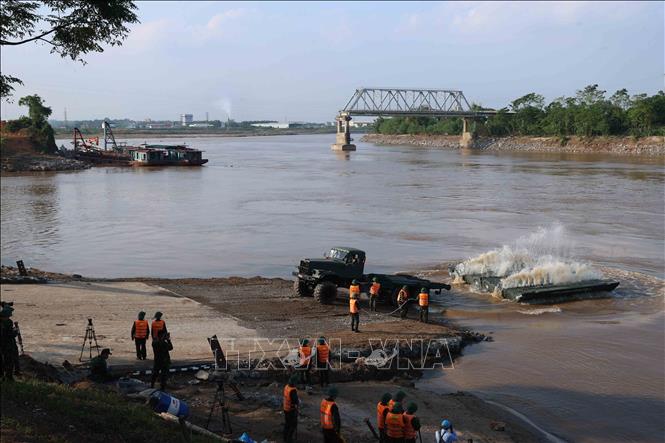 Hạ thủy các đốt khơi, chuẩn bị ghép cầu phao nơi cầu Phong Châu bị sập- Ảnh 3.