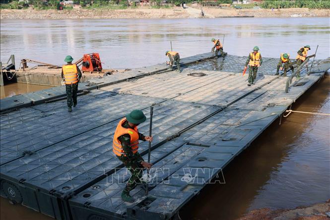 Hạ thủy các đốt khơi, chuẩn bị ghép cầu phao nơi cầu Phong Châu bị sập- Ảnh 4.