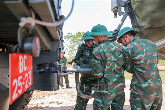 Hạ thủy các đốt khơi, chuẩn bị ghép cầu phao nơi cầu Phong Châu bị sập- Ảnh 2.