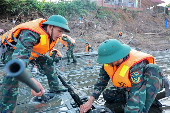 Hạ thủy các đốt khơi, chuẩn bị ghép cầu phao nơi cầu Phong Châu bị sập- Ảnh 7.