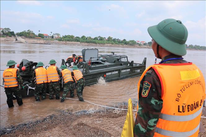 Hạ thủy các đốt khơi, chuẩn bị ghép cầu phao nơi cầu Phong Châu bị sập- Ảnh 8.