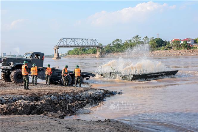 Hạ thủy các đốt khơi, chuẩn bị ghép cầu phao nơi cầu Phong Châu bị sập- Ảnh 9.