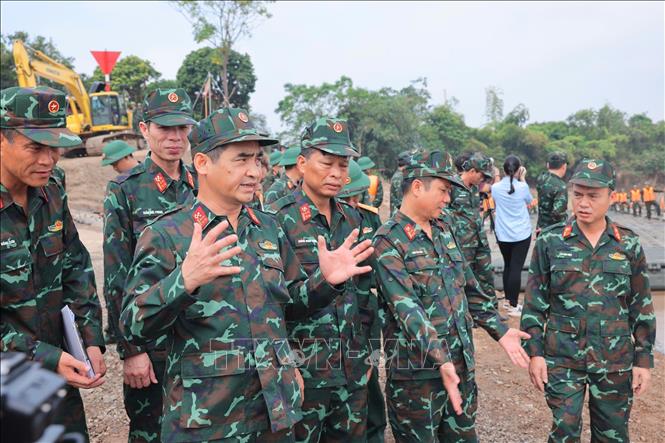 Đang lắp đặt cầu phao Phong Châu- Ảnh 17.